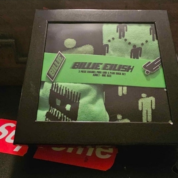 Billie Eillish socks and pin bundle - Picture 5 of 7